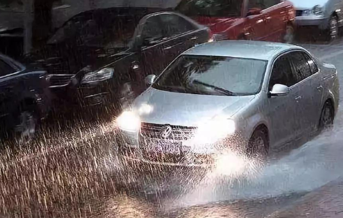 北京报废车回收分析雨天行驶注意事项